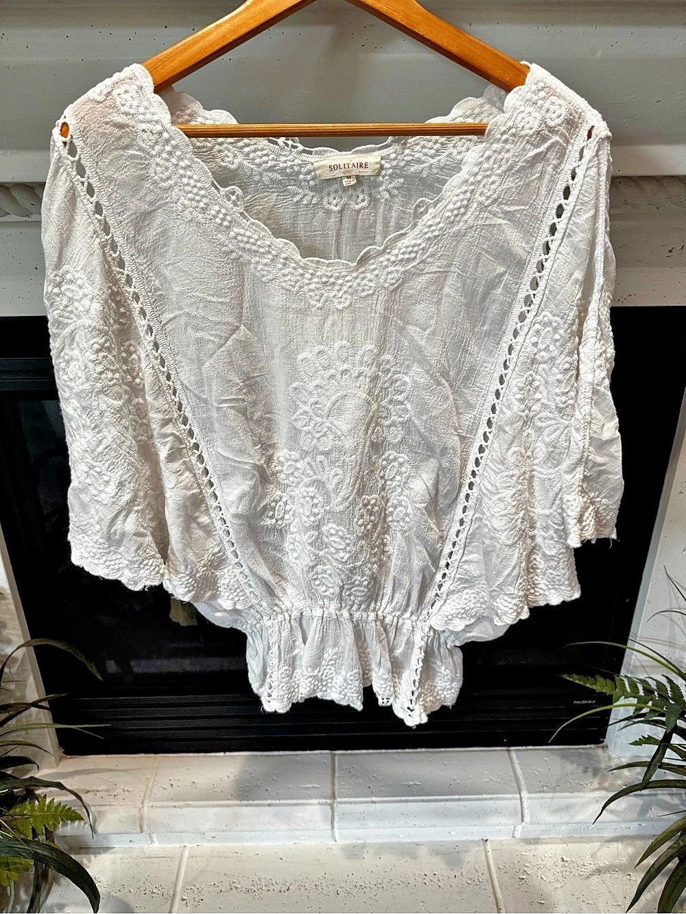 Solitaire Floral Embroidered Blouse in White Size Medium